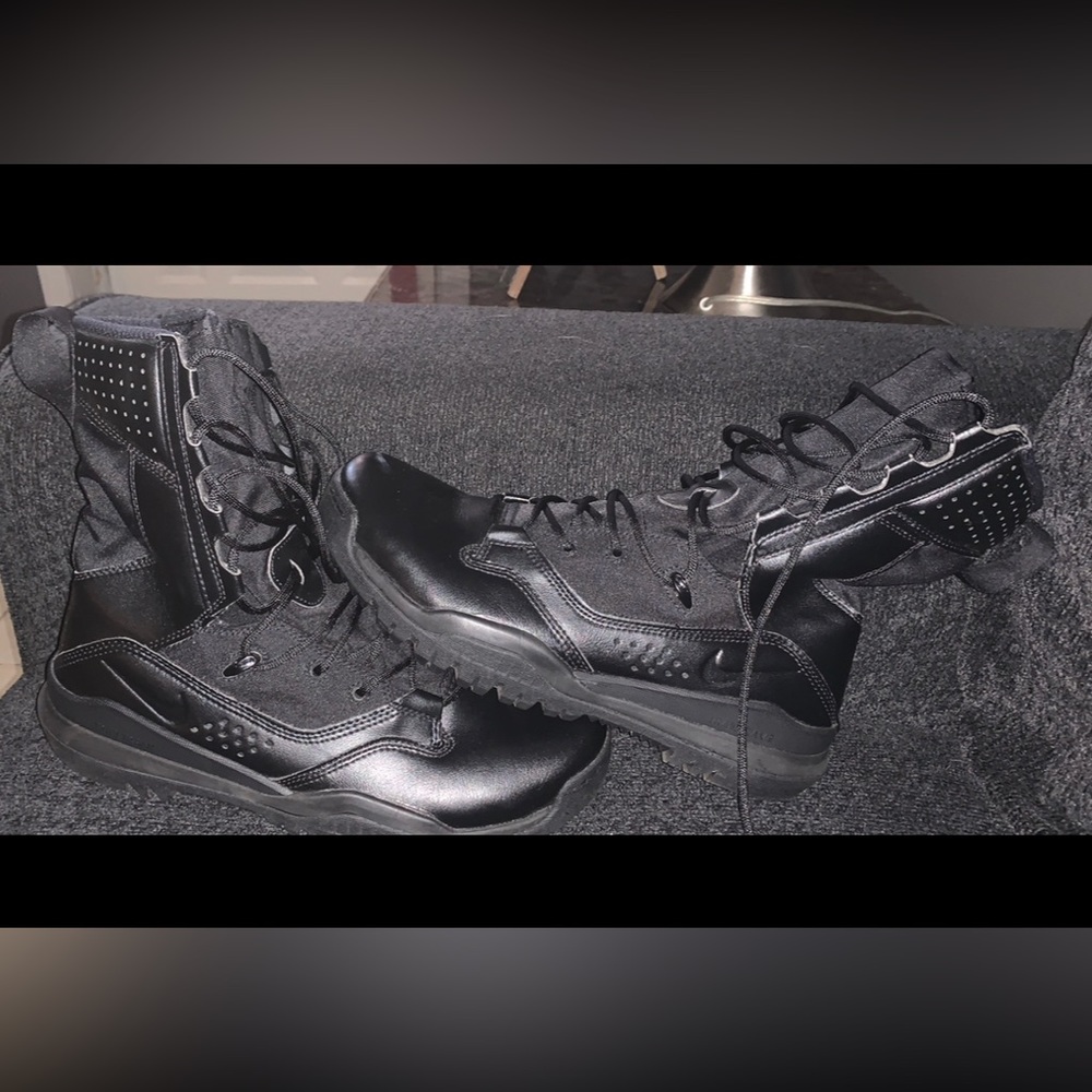 Slightly used Nike Men's SFB Field 2 8'' Tactical Boots